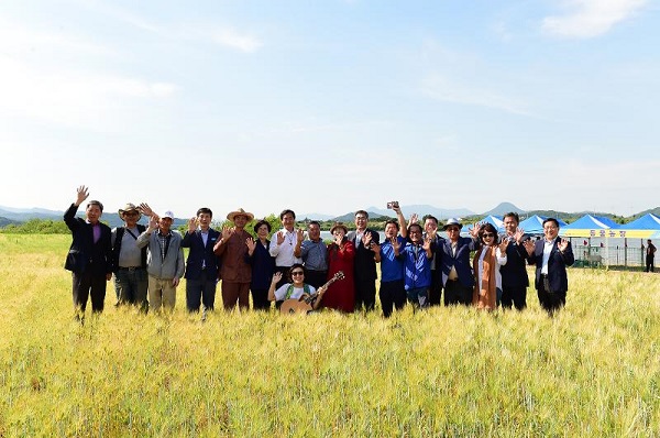 제2회 여주 흥천면 상백1리 남한강 청보리축제 성료