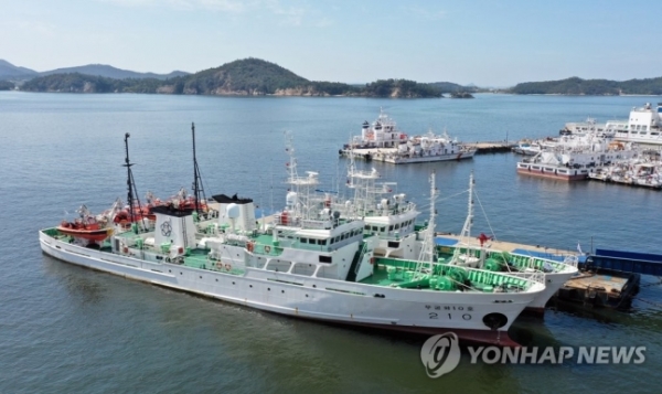 28일 오후 전남 목포시 서해어업관리단 전용부두에 북한군 총격을 받고 숨진 공무원(항해사)이 실종 직전까지 탄 어업지도선인 무궁화 10호가 정박해 있다. 2020.09.28 [사진=연합뉴스]